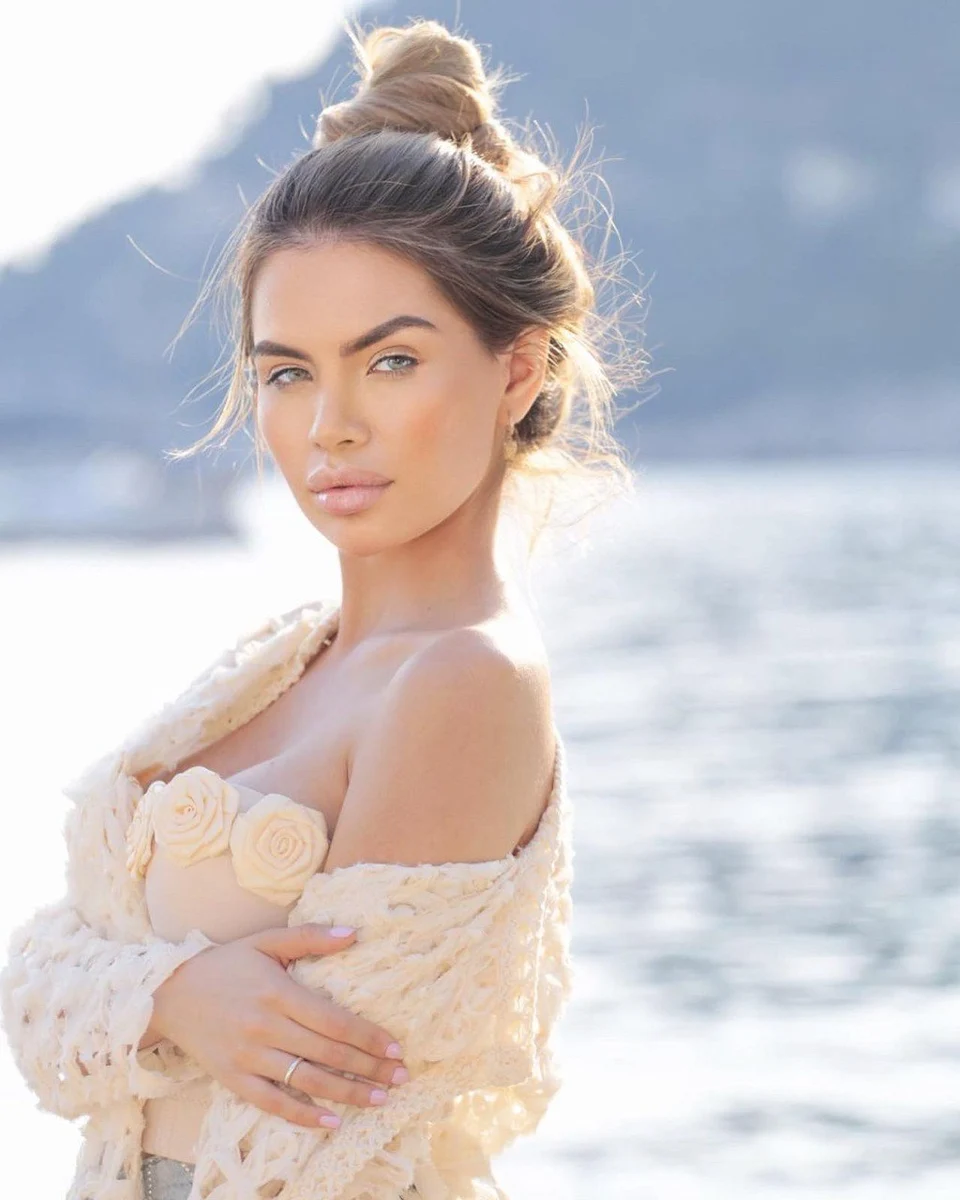 Aviana escort in Paris