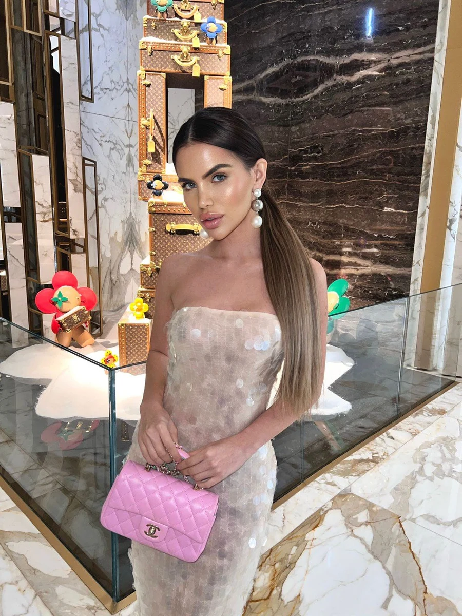 Aviana escort in Paris