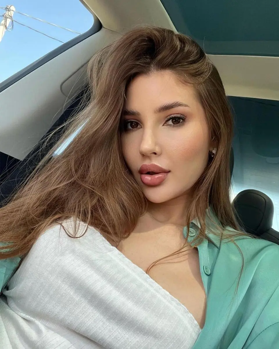 Courtney escort in Paris