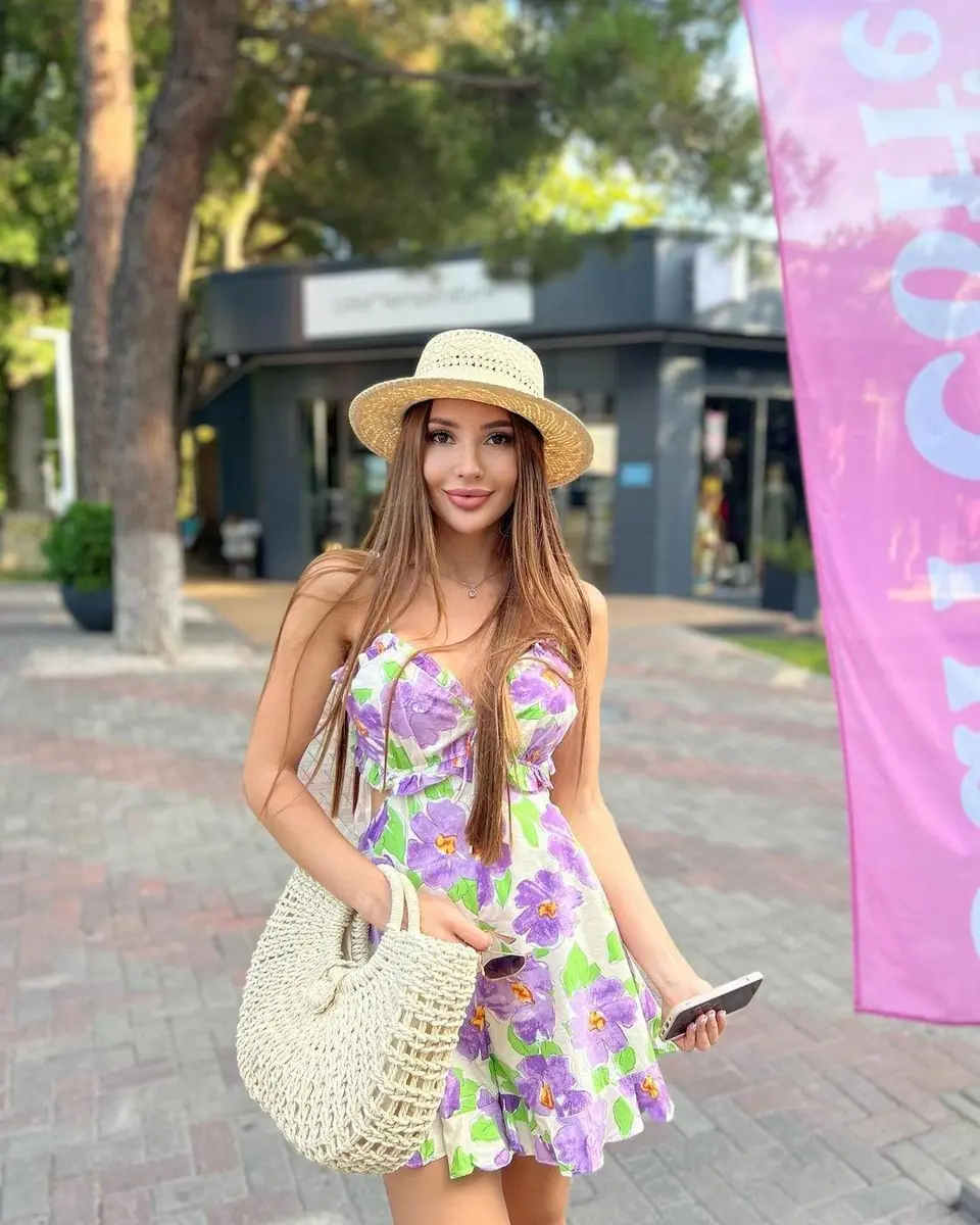 Courtney escort in Paris
