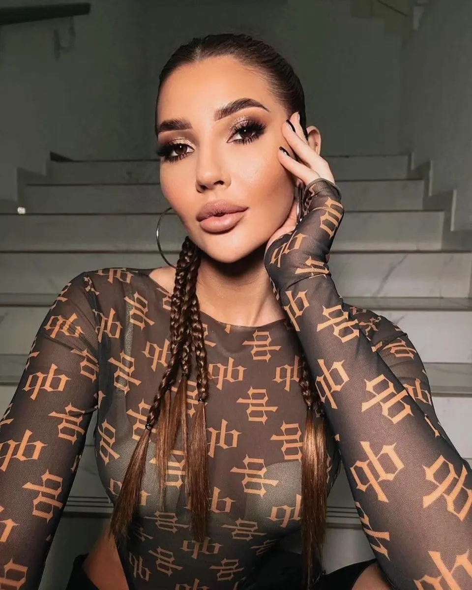 Courtney escort in Paris