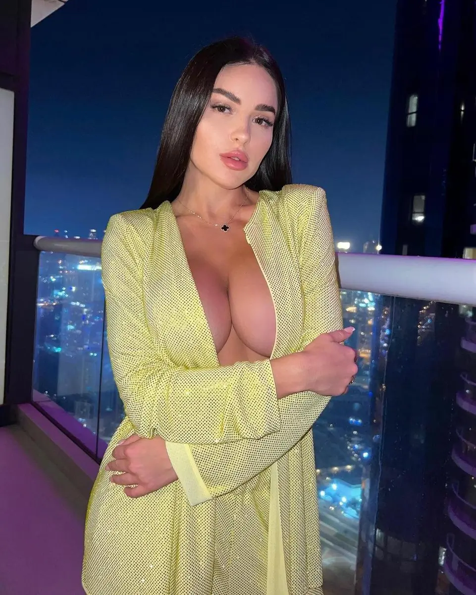 Ellie escort in Paris
