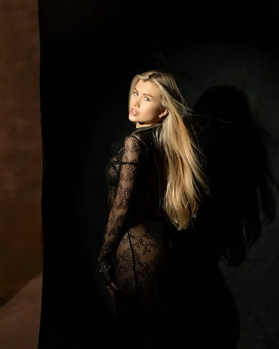 Felicity escort in Paris