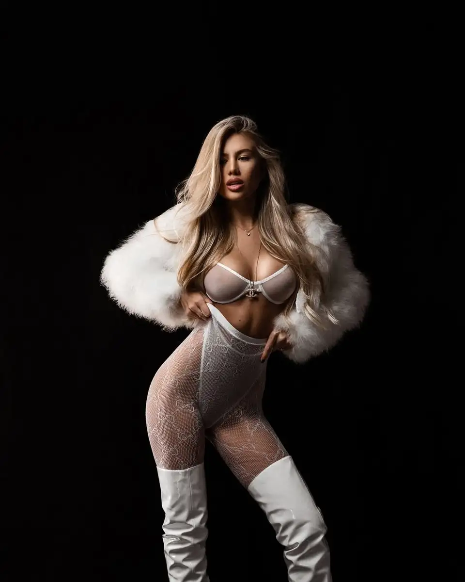 Felicity escort in Paris