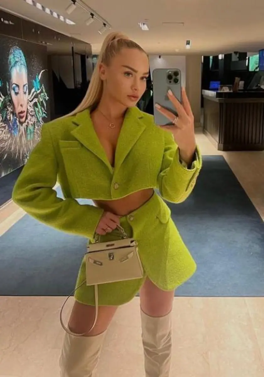 Kara escort in Paris