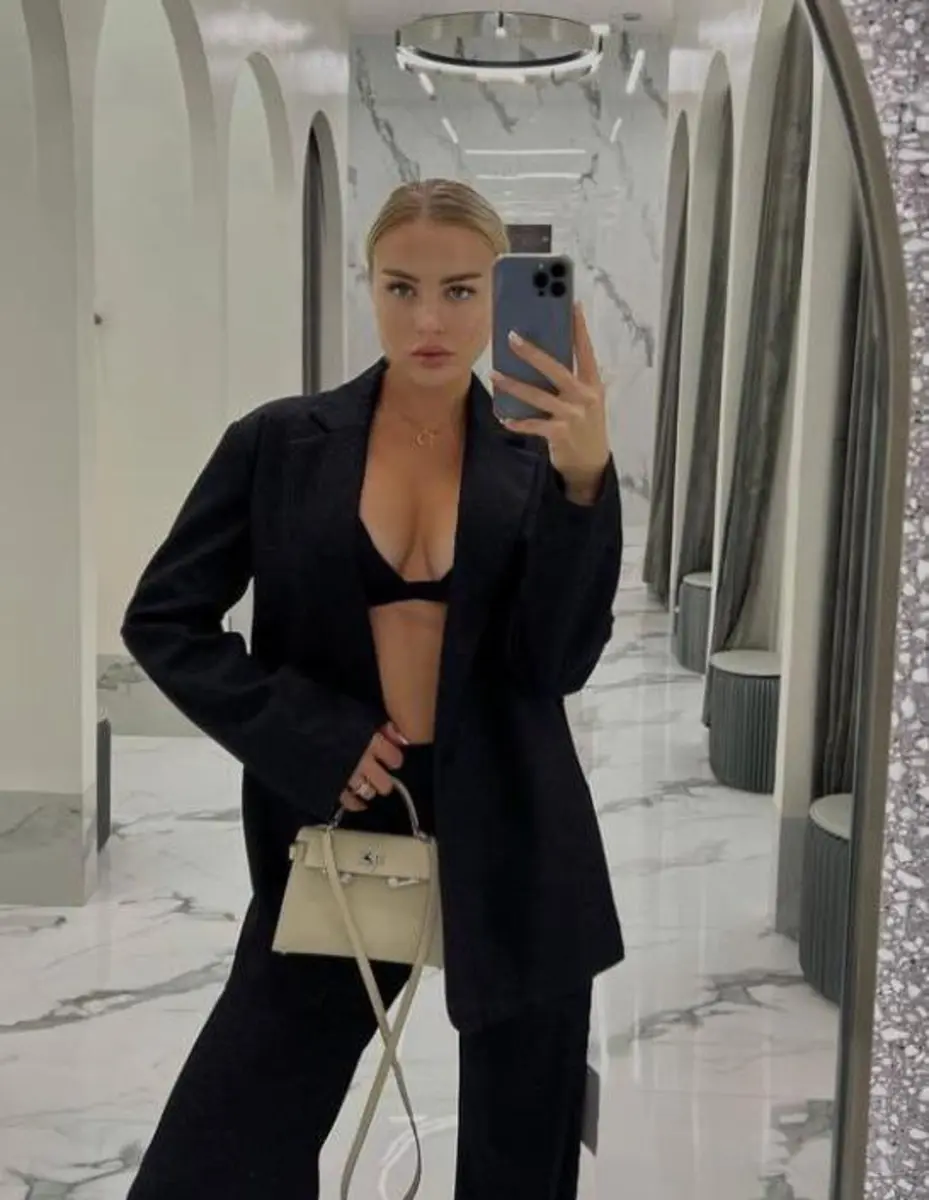 Kara escort in Paris