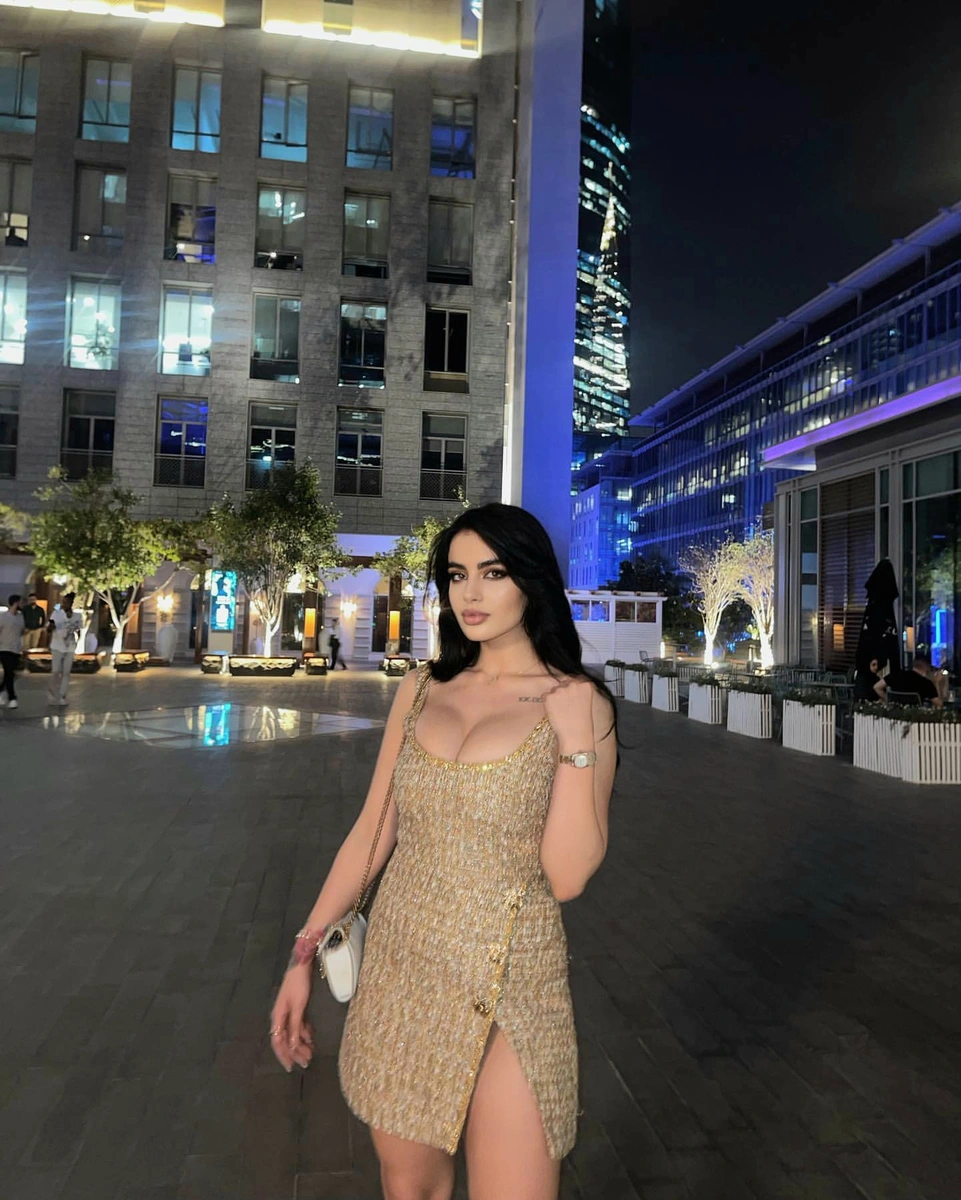 Leilani escort in Paris