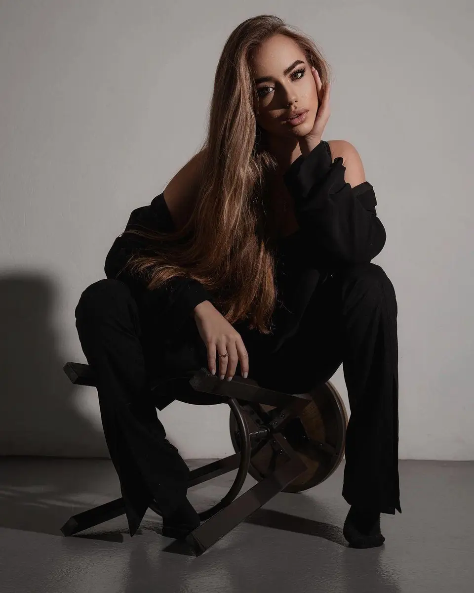 Nessa escort in Paris
