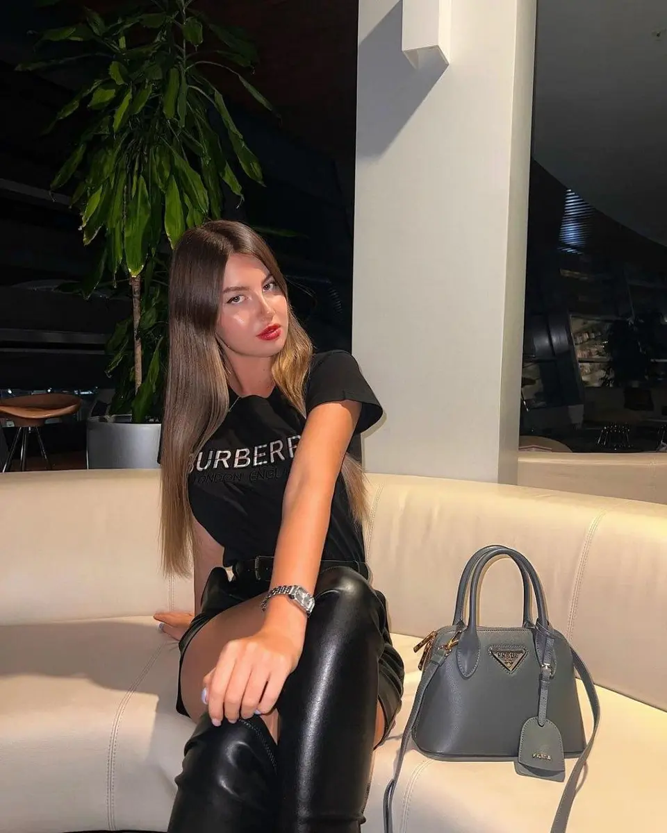 Nina escort in Paris