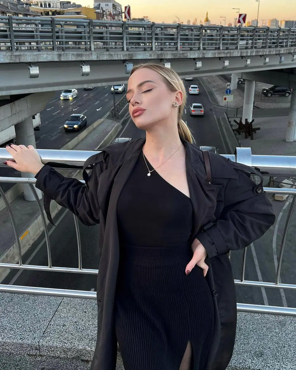 Rowan escort in Paris