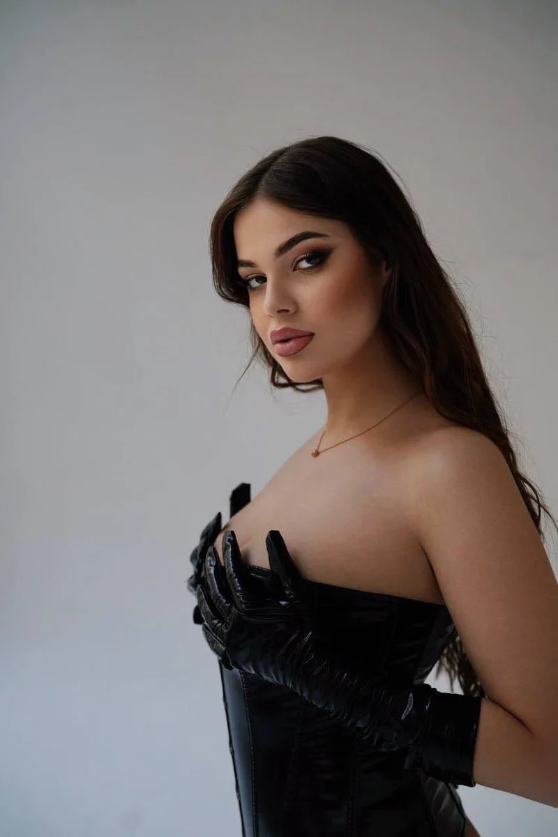 Thyra escort in Paris