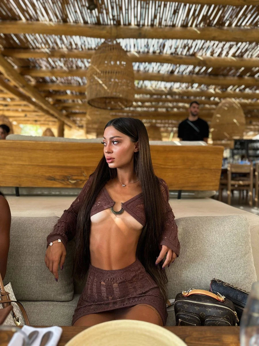 Violet escort in Paris