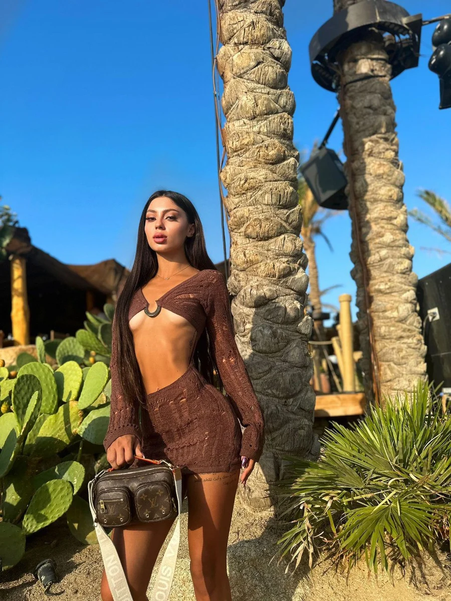Violet escort in Paris