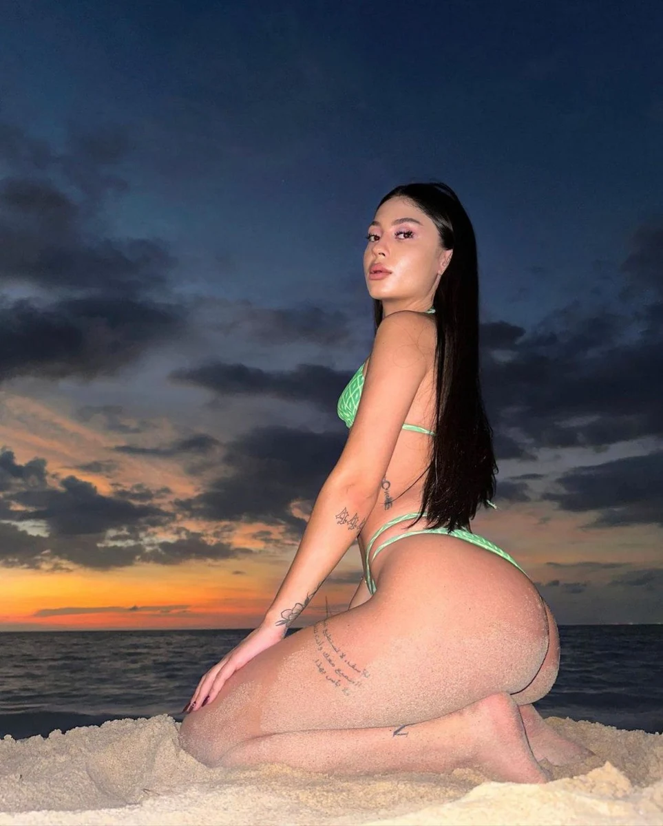 Violet escort in Paris