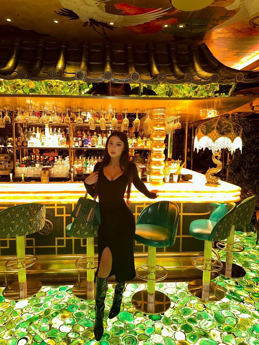Violet escort in Paris
